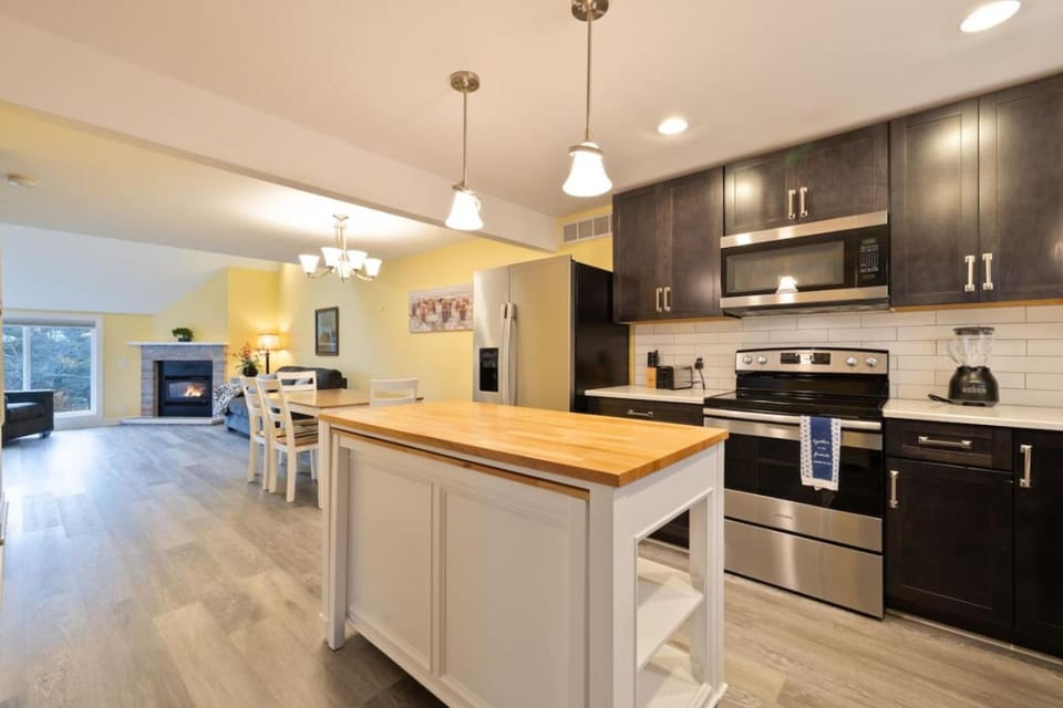 Dells Vacations II -Families Hikers Skiers Golfers House in Lake Delton
