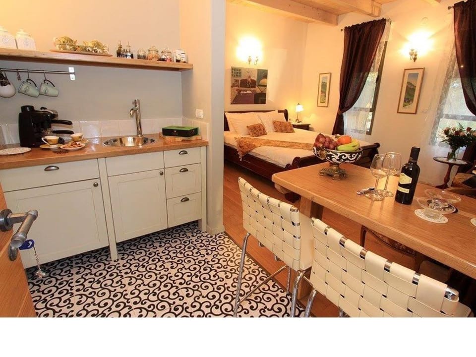 Facade/entrance, Bed, Day, Photo of the whole room, Alcoholic drinks, Non alcoholic drinks