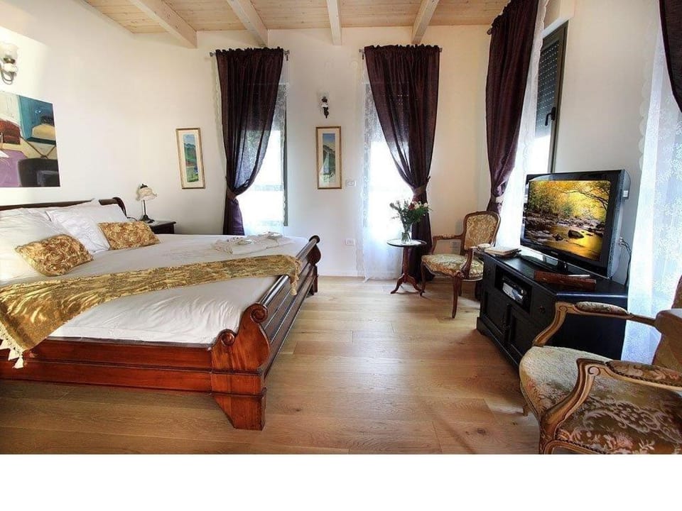 Facade/entrance, Bed, Day, Photo of the whole room, Bedroom, On site, Seasons