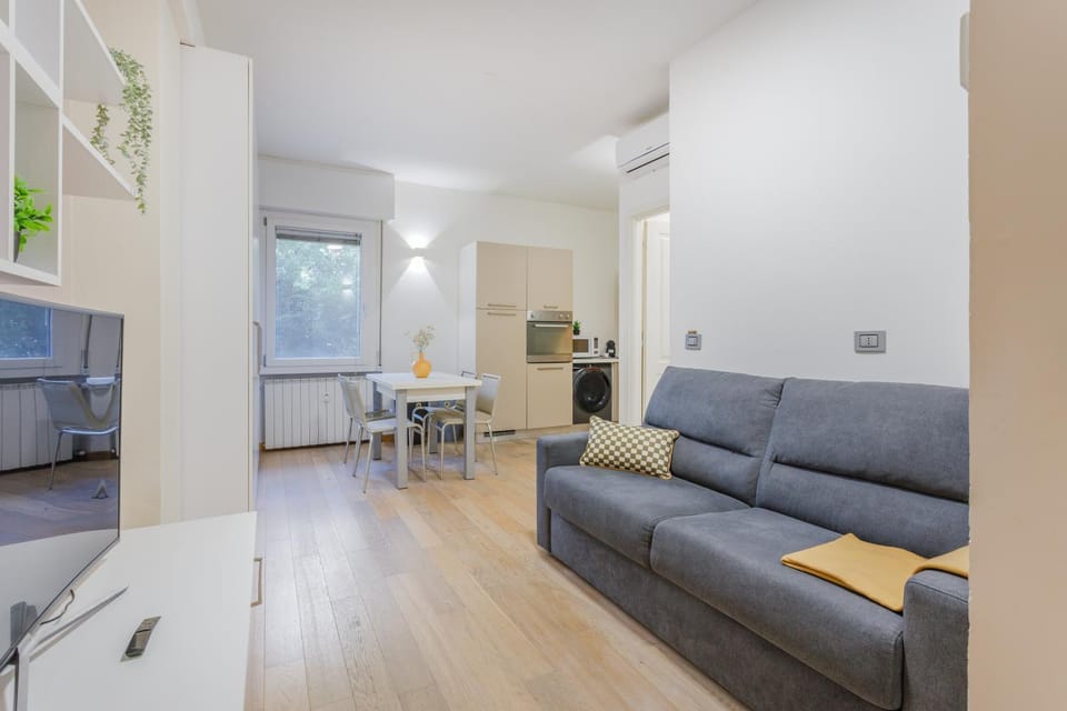 TV and multimedia, Kitchen or kitchenette, Living room, Seating area, Dining area