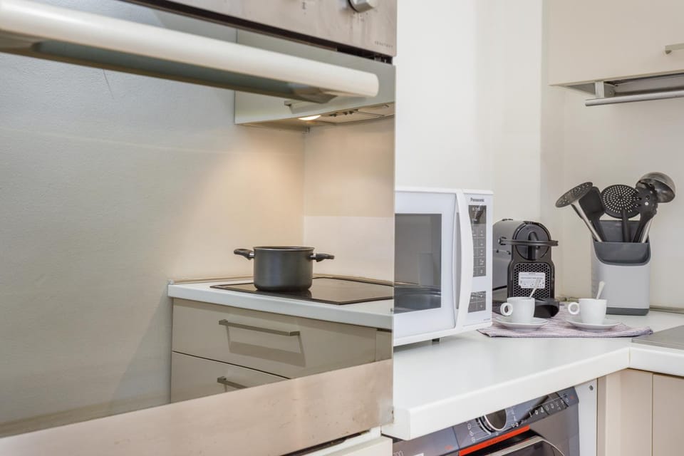 Coffee/tea facilities, Kitchen or kitchenette, stove