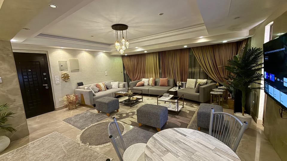 Communal lounge/ TV room, TV and multimedia, Living room, Seating area, Evening entertainment