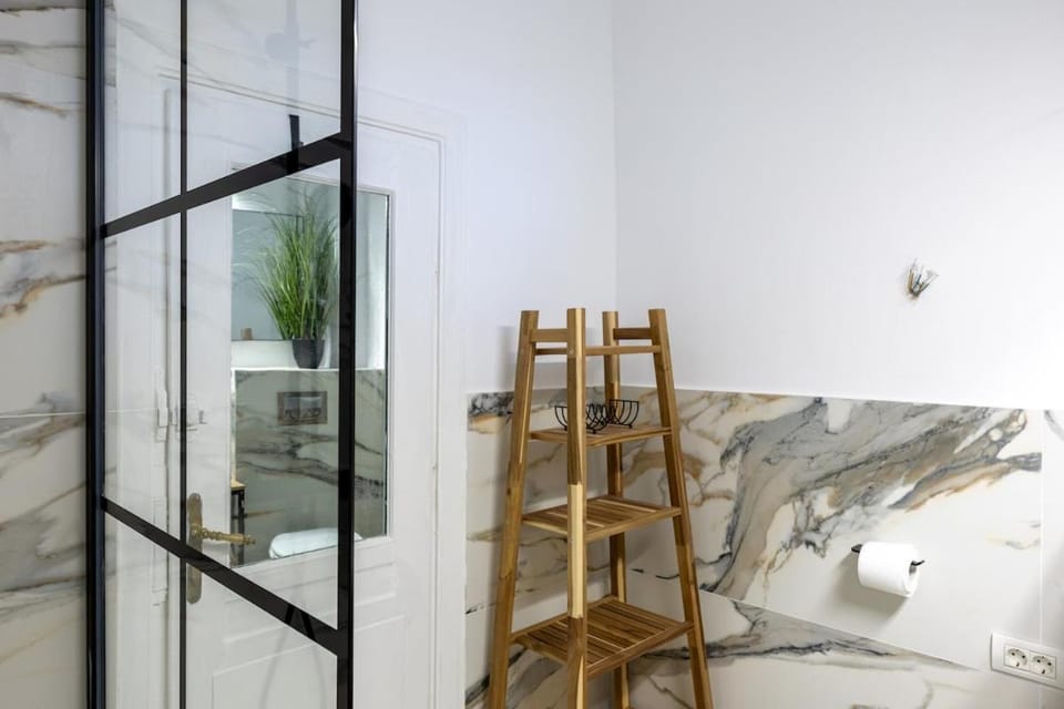 Stylish City House with Yard 4 pers Apartment in Bucharest