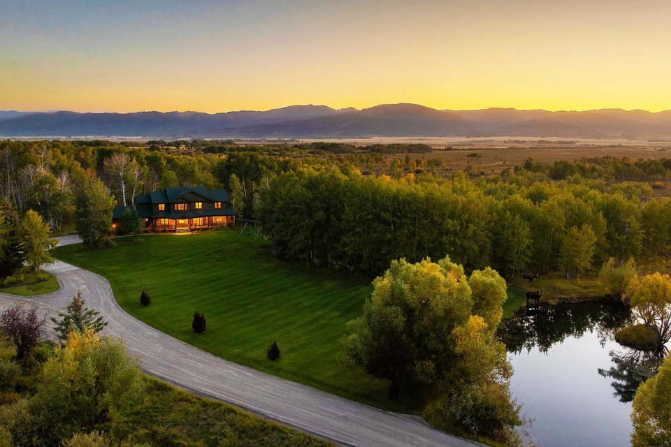Lux Private Mtn Estate Wildlife Games & Hot Tub House in Idaho
