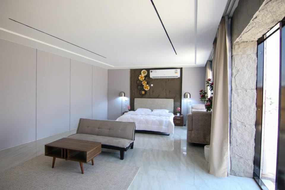 Bed, Photo of the whole room, Seating area, Bedroom
