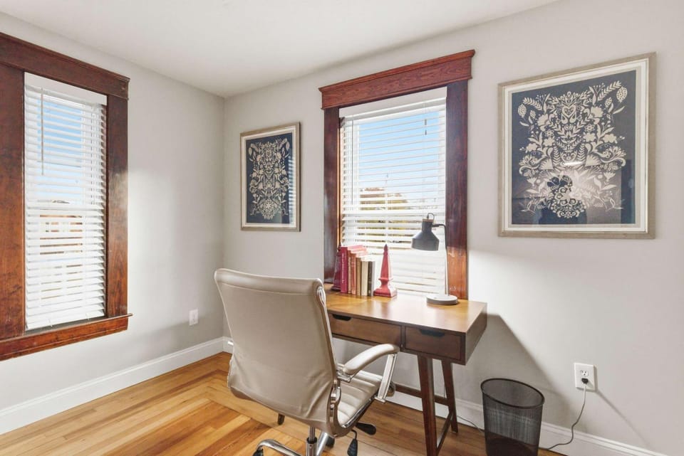 Craftsman Cozy Top Flr 1 Bed1- 1 Ba Private Porch Apartment in Manchester