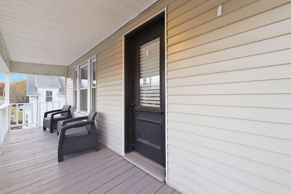 Craftsman Cozy Top Flr 1 Bed1- 1 Ba Private Porch Apartment in Manchester