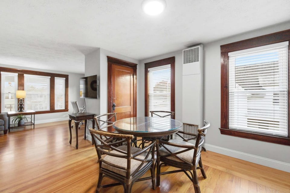 Craftsman Cozy Top Flr 1 Bed1- 1 Ba Private Porch Apartment in Manchester