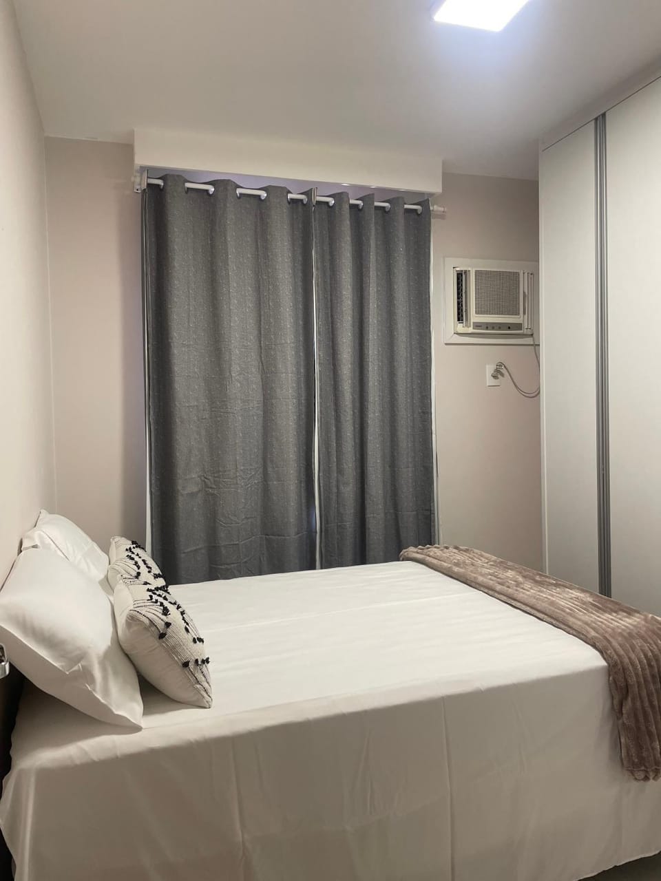 Bed, Photo of the whole room, Bedroom, air conditioner