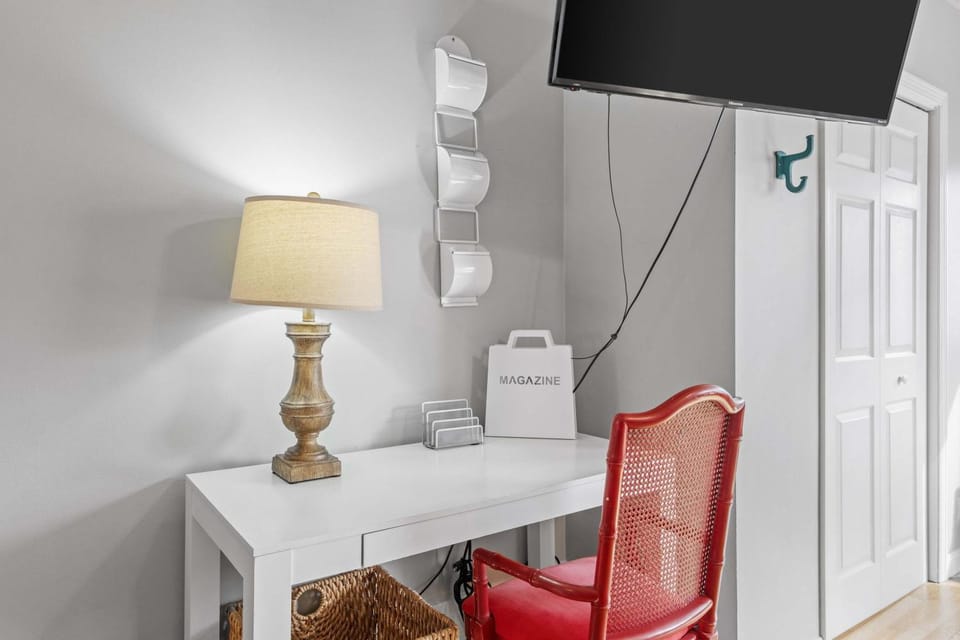 Spacious Open-Concept Studio Short-Midterm Stays Apartment in Manchester