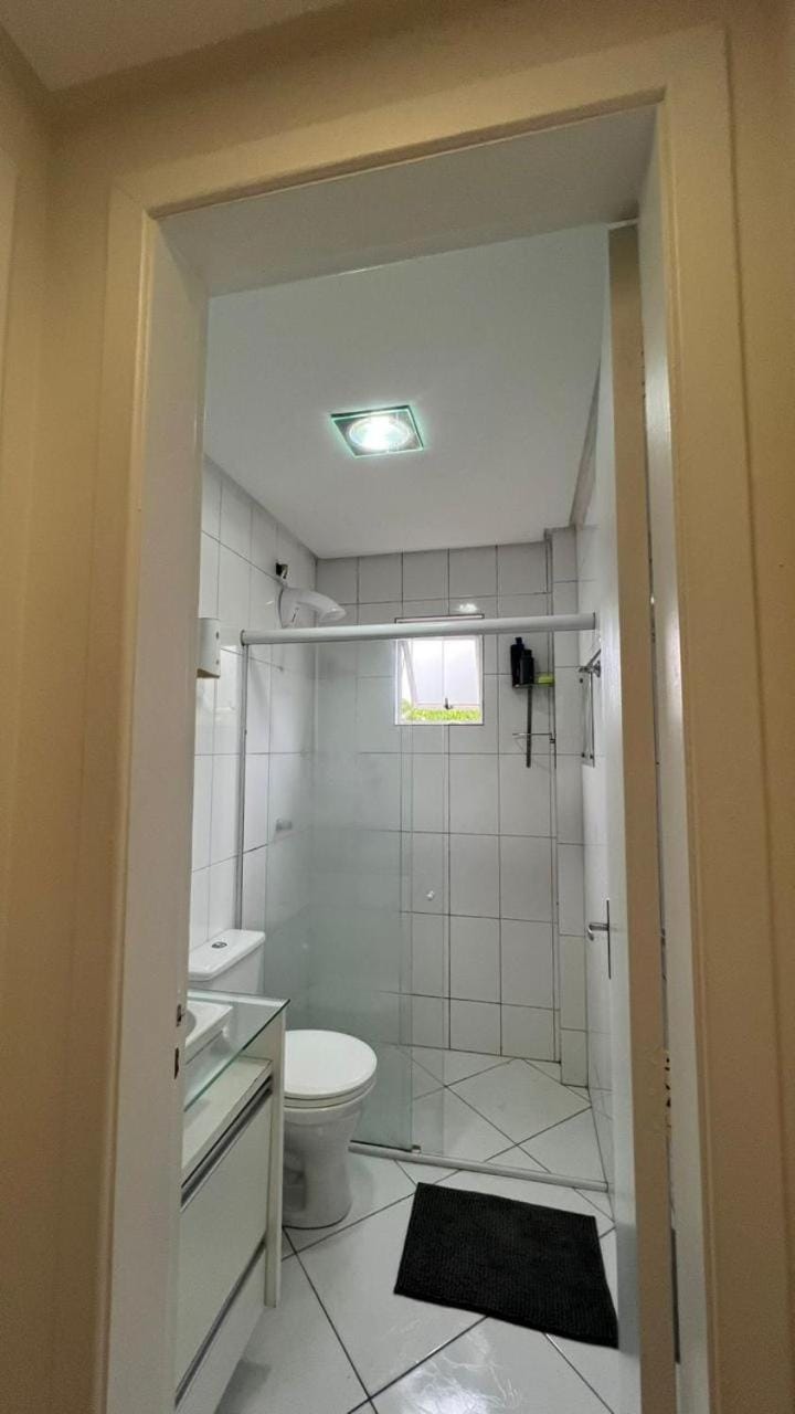 Quarto bem localizado, a poucos minutos da praia, ao lado de padarias, mercados e farmacia, facil acesso a br 101 Vacation rental in Camboriú
