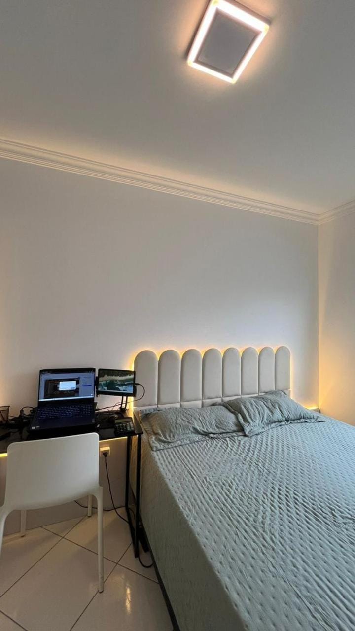 Quarto bem localizado, a poucos minutos da praia, ao lado de padarias, mercados e farmacia, facil acesso a br 101 Vacation rental in Camboriú