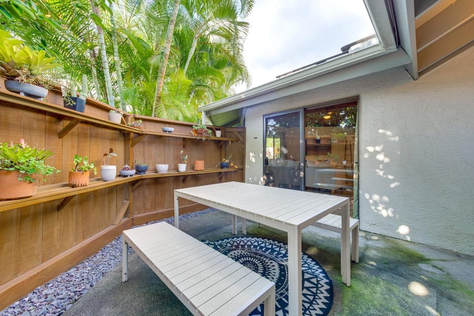 Rooftop Patio! Kailua-Kona Escape 6 Mi to Beach House in Kalaoa