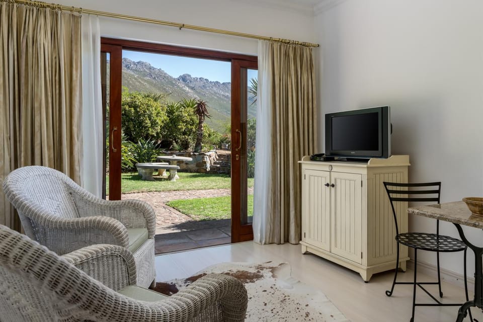 Natural landscape, TV and multimedia, Seating area, Mountain view