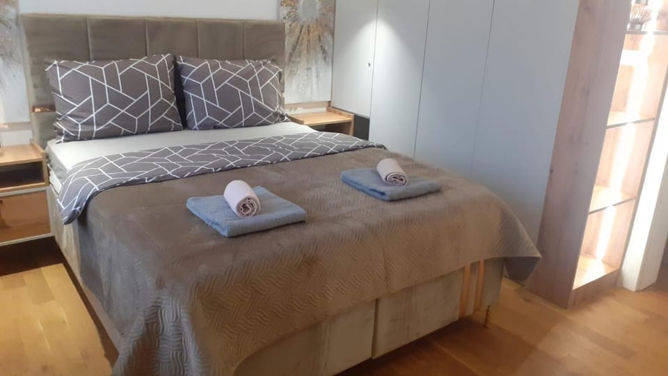 Bed, Bedroom, towels