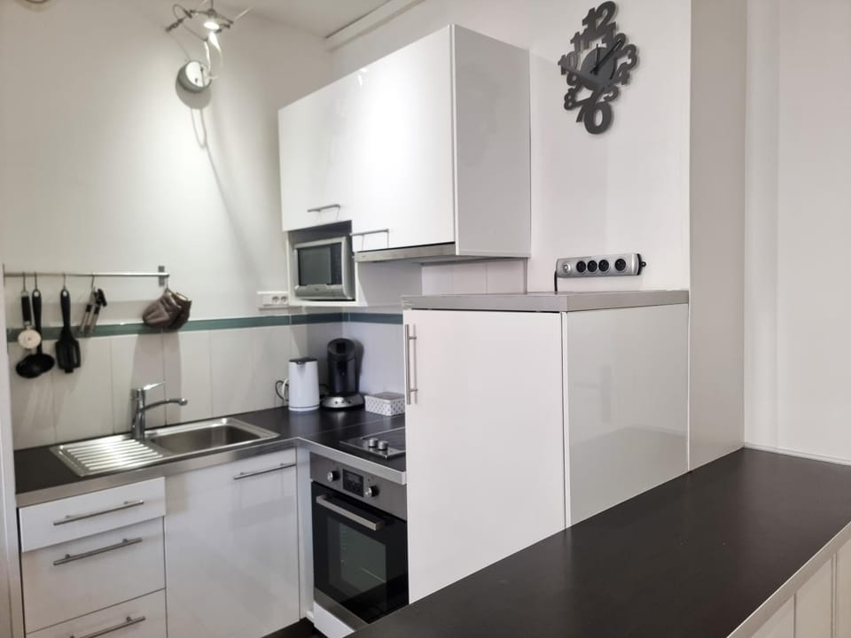 Coffee/tea facilities, Kitchen or kitchenette, oven, stove, toaster