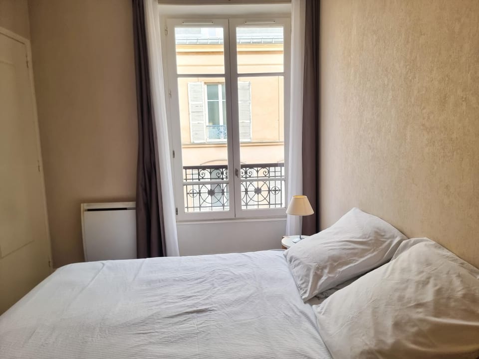 Bed, Photo of the whole room, Bedroom, heating