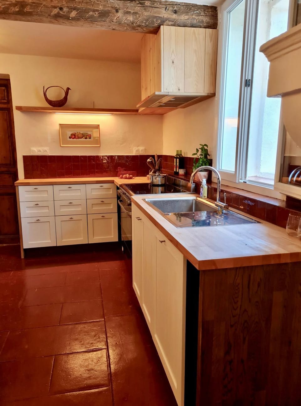 Kitchen or kitchenette, dishwasher, stove