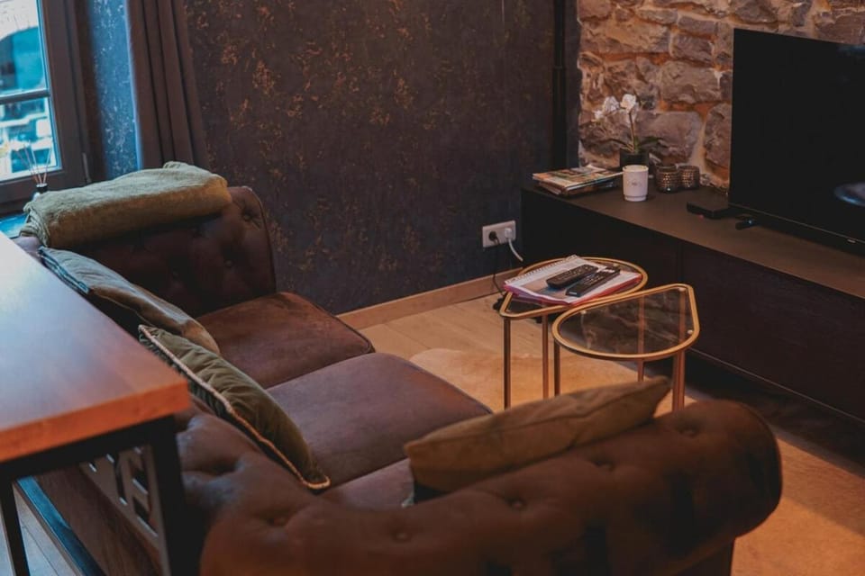 TV and multimedia, Living room, Seating area, Evening entertainment