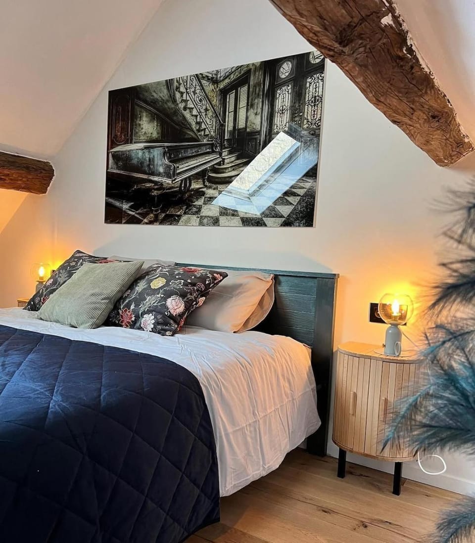 Bed, Photo of the whole room, Decorative detail, Bedroom