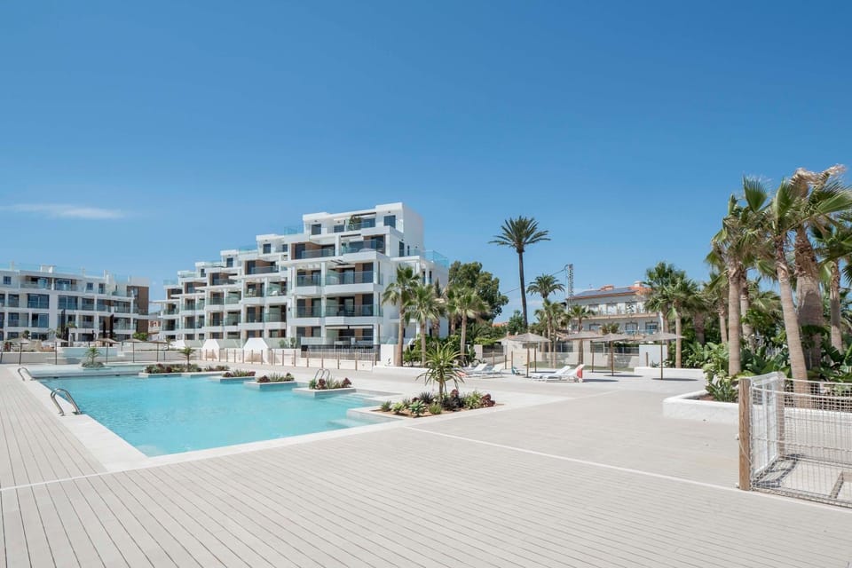 Property building, Day, Pool view, Swimming pool, sunbed