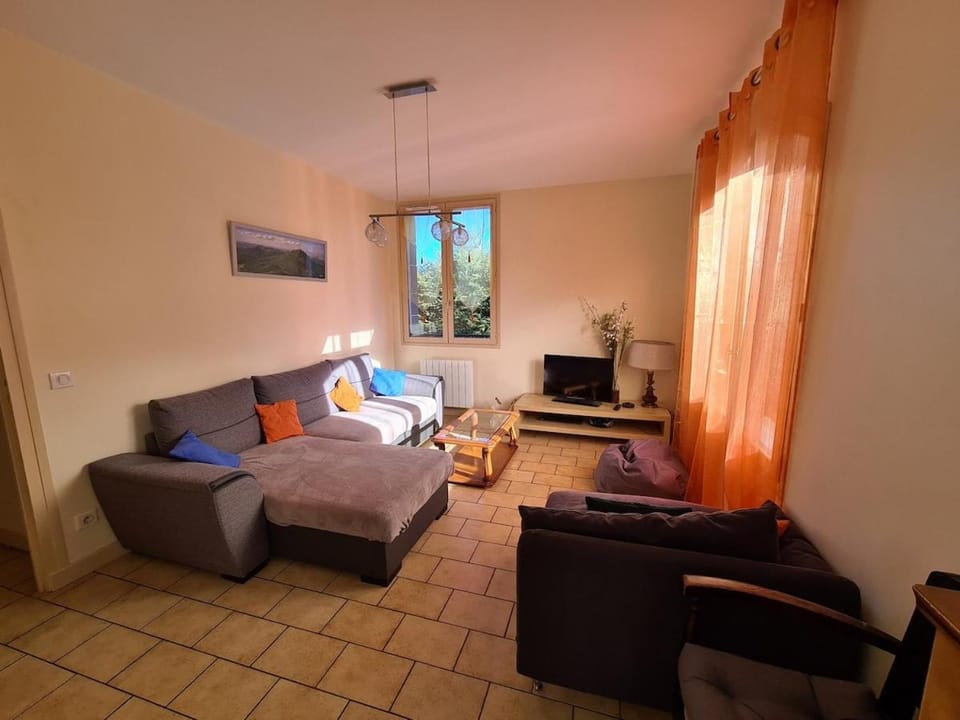 Grand appartement 4 étoiles, calme, proche commerces Apartment in Besse-et-Saint-Anastaise