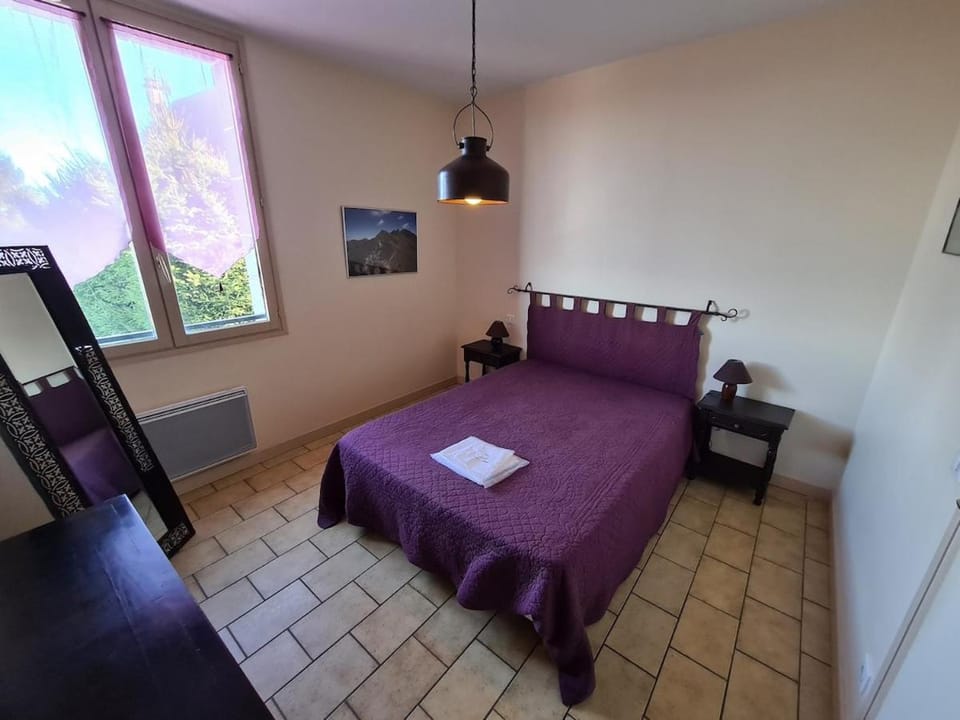Grand appartement 4 étoiles, calme, proche commerces Apartment in Besse-et-Saint-Anastaise