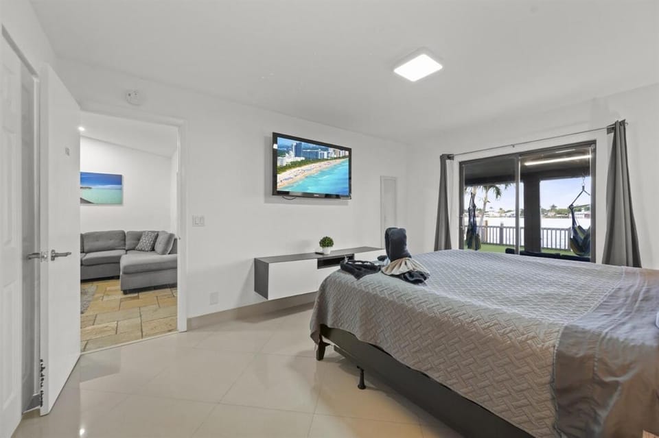 Serene Lakefront Getaway Fishing & Kayaks Villa in Dania Beach