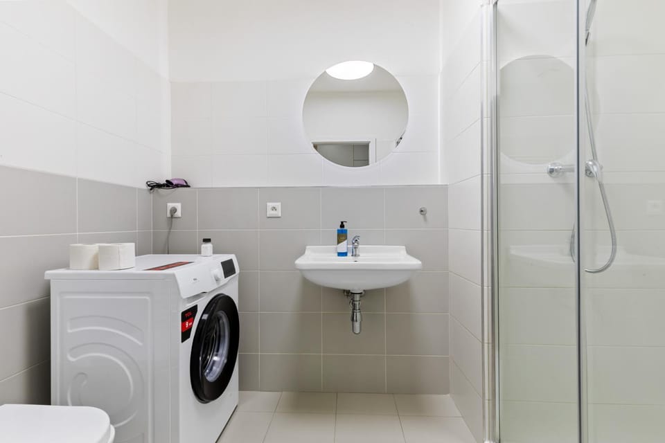 Shower, Toilet, Bathroom, towels, washing machine