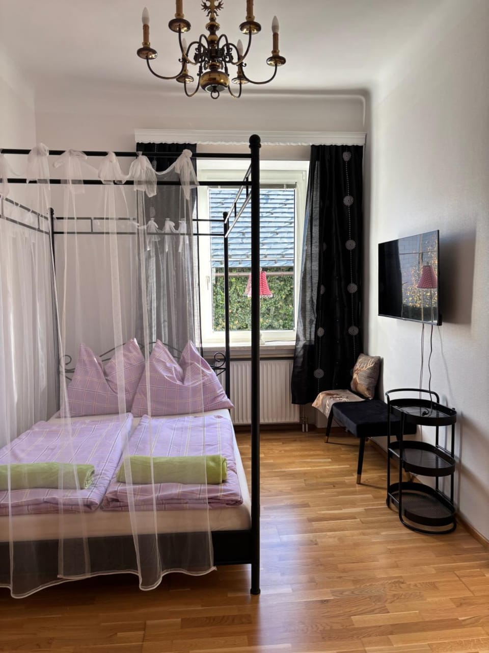 TV and multimedia, Photo of the whole room, Bedroom