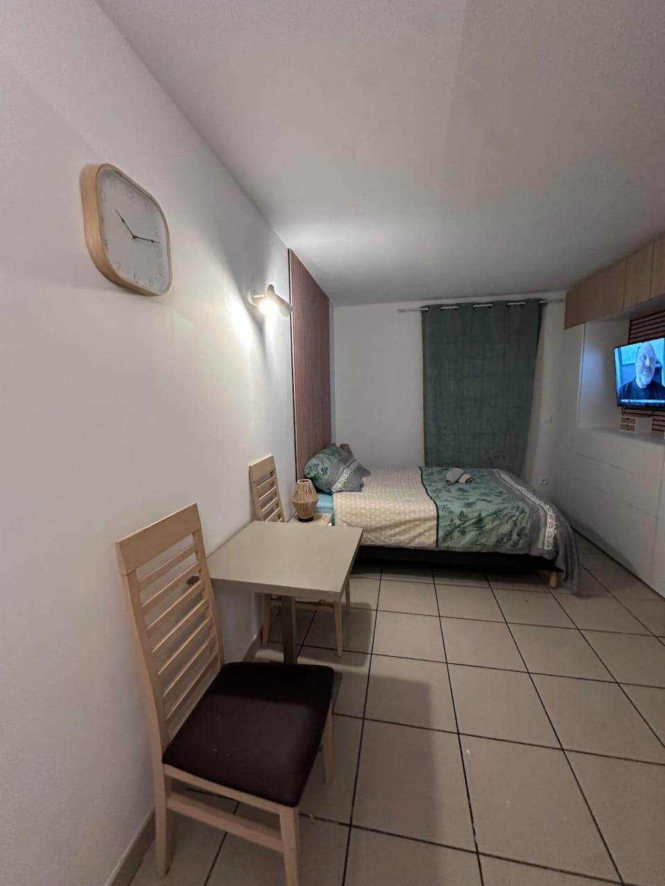 TV and multimedia, Photo of the whole room, Dining area, Bedroom
