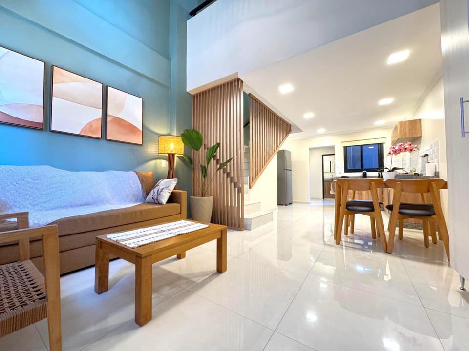 TV and multimedia, Kitchen or kitchenette, Living room, Photo of the whole room, Seating area, Dining area