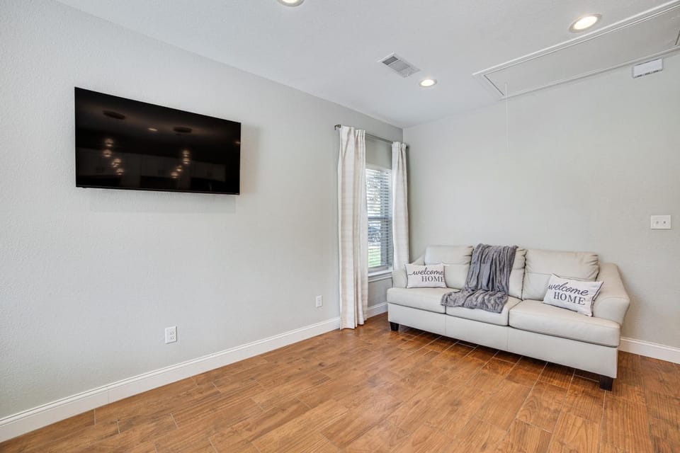 Pet-Friendly Stay: Walk to Park & Lake Lewisville! Apartment in Lake Lewisville