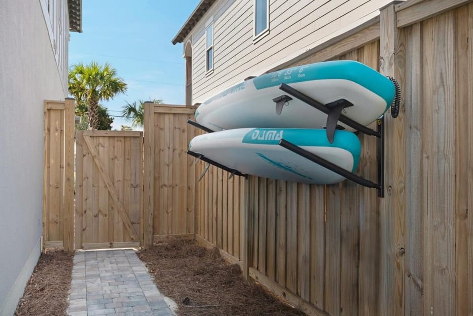 Breeze- New 2 blocks to beach - Sleeps 26 - Pool House in Destin