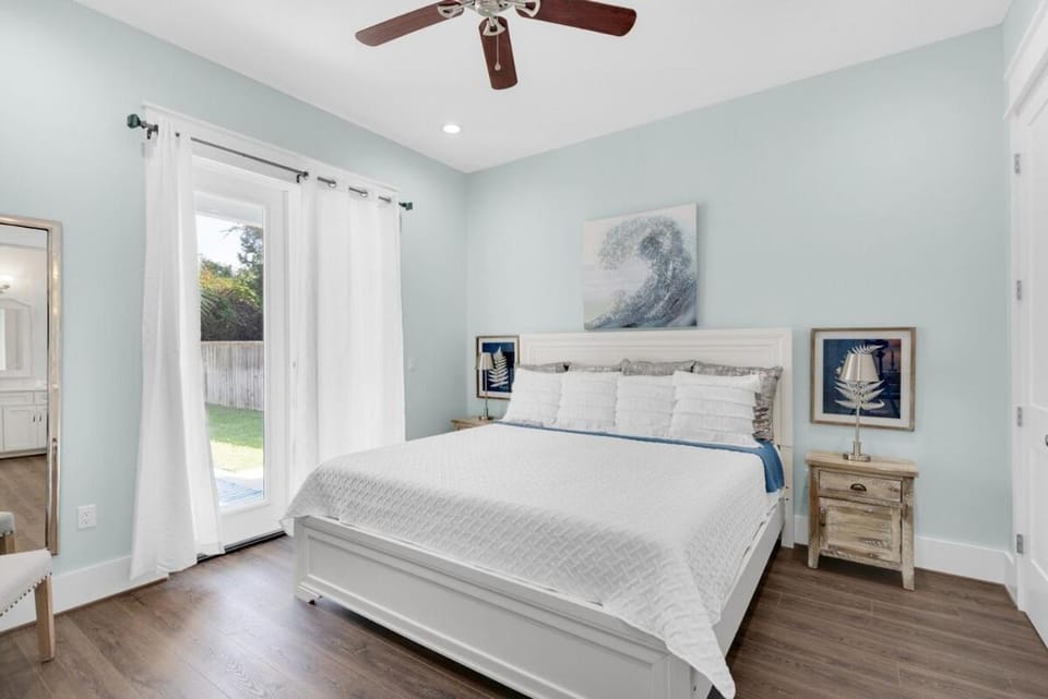 Breeze- New 2 blocks to beach - Sleeps 26 - Pool House in Destin