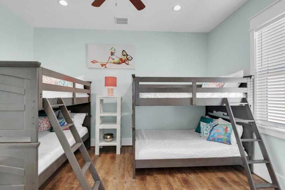 Breeze- New 2 blocks to beach - Sleeps 26 - Pool House in Destin