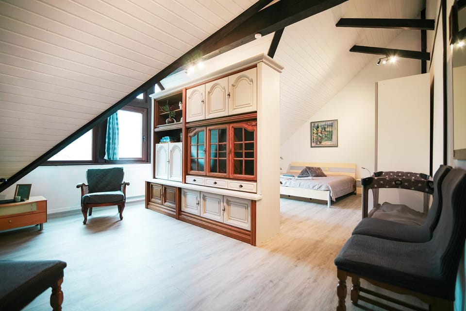 Bed, Photo of the whole room, Seating area