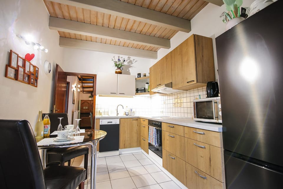 Kitchen or kitchenette, Dining area, oven, stove