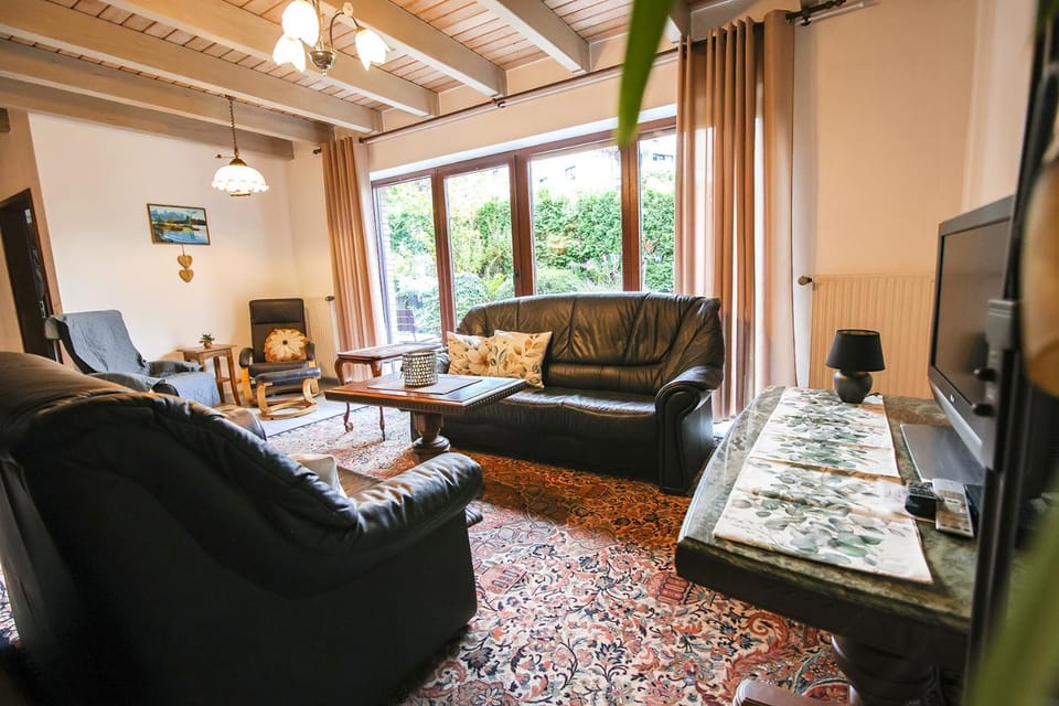 Communal lounge/ TV room, TV and multimedia, Living room, Seating area, Evening entertainment