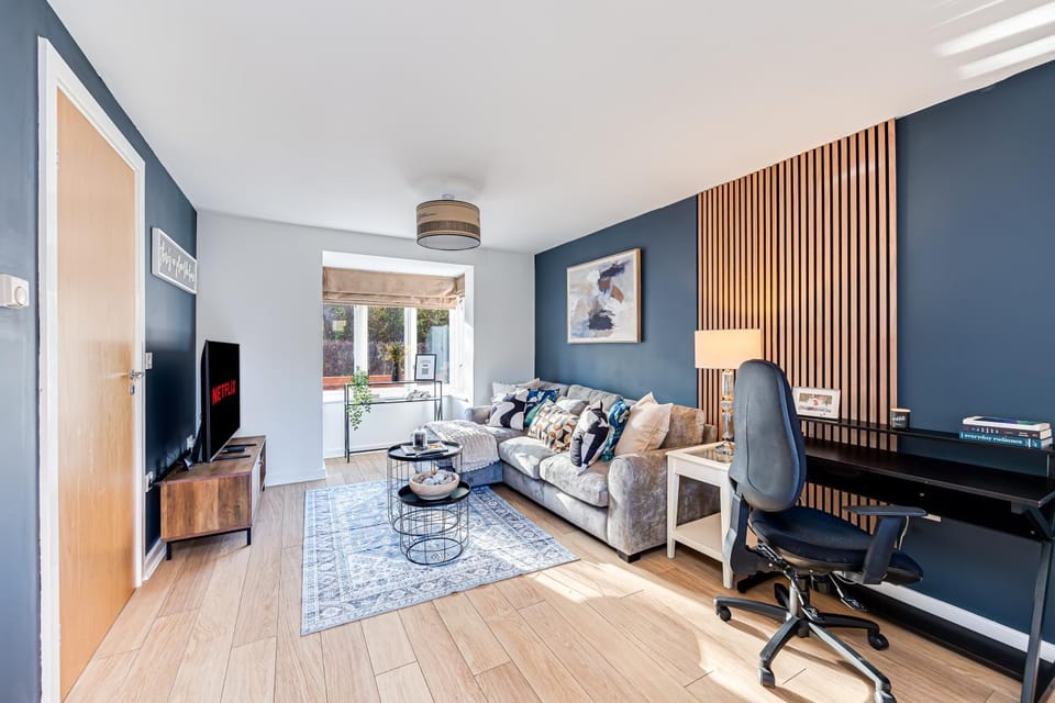 TV and multimedia, Living room, Seating area, Evening entertainment