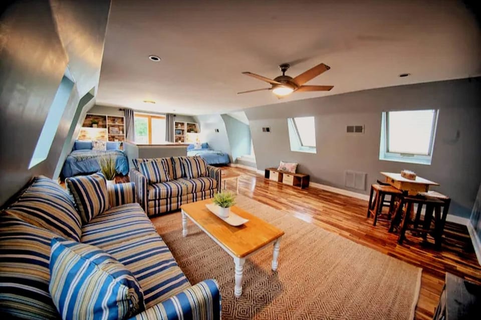 Bed, TV and multimedia, Living room, Seating area, children, Family