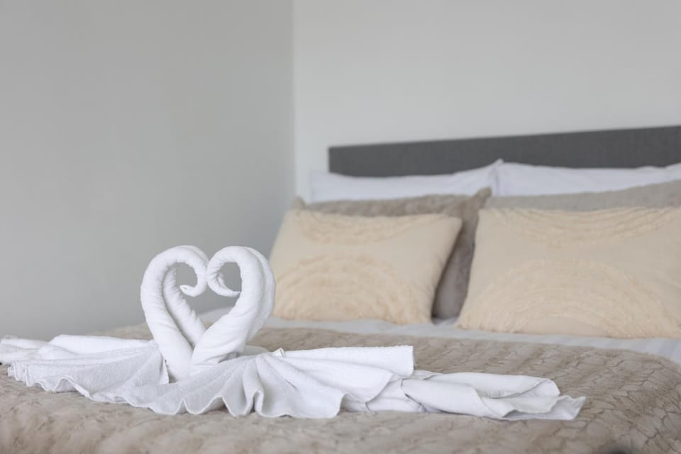 Bed, towels
