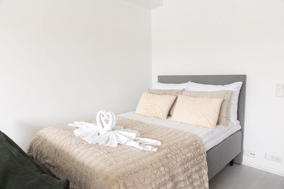 Bed, Photo of the whole room, towels