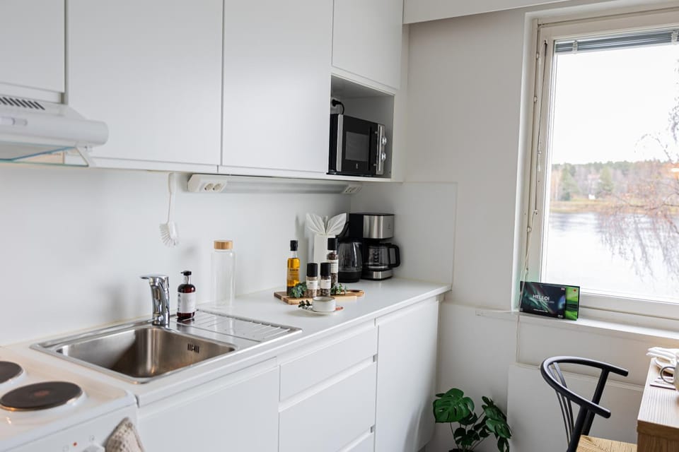Coffee/tea facilities, Kitchen or kitchenette, stove