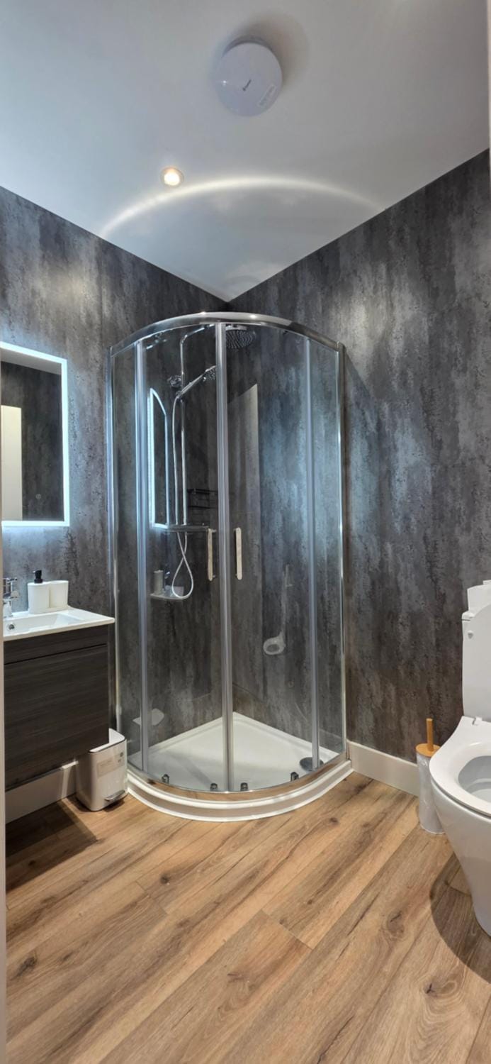 Shower, Toilet, Bathroom, towels