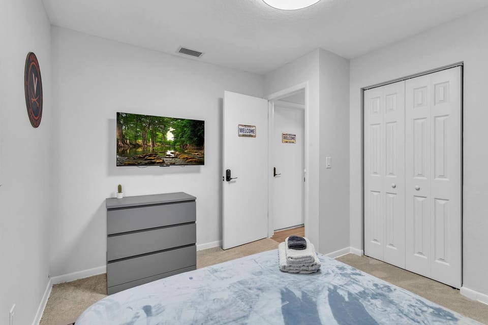 roomstr Virgina Room 1 Bedroom in South Tampa with Shared Full Bathroom & FREE COFFEE Bed and Breakfast in Tampa