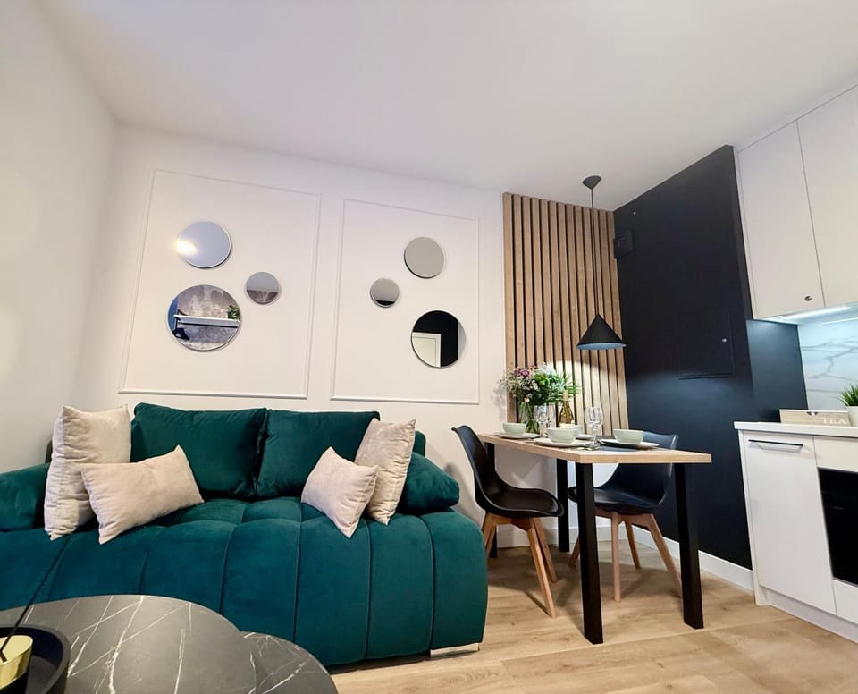 Kitchen or kitchenette, Living room, Seating area, Dining area