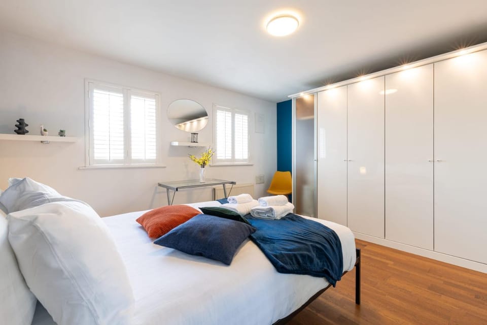 Bed, Bedroom, towels, wardrobe