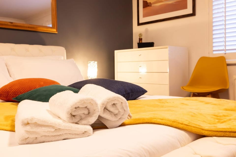 Bed, Bedroom, towels