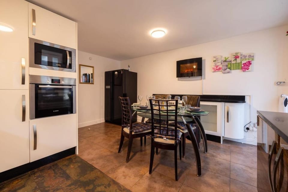 Kitchen or kitchenette, Living room, Seating area, microwave, oven